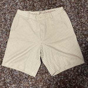 Tommy bahama shorts .. perfectly worn In very comfortable!! Perfect condition